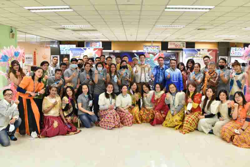 友達推動「安心、、、、創新、、用心、、、、同心、、、、盡心」五星職旅，，，為菲籍員工打造全方位照護，，，，首度贏得「人權實踐與發展領袖獎」殊榮