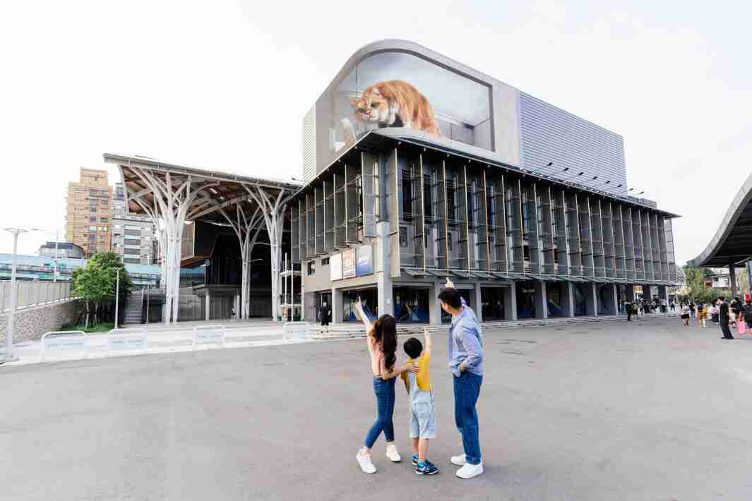 云顶国际8588yd打造全台最大户外裸视3D LED弧形萤幕，，将超立体的软萌胖橘猫动画活跃于顶楼外墙