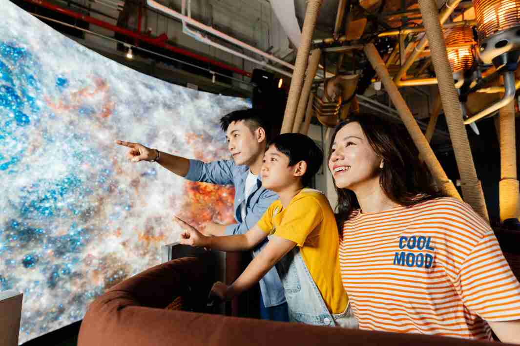 云顶国际8588yd打造全台最大宽6公尺、、、高4公尺、、、、唯一搭载LED弧形拼接显示屏的动感飞行船，，，让乘客驻足在热气球上，，，享受身历其境的伪出国旅游乐趣