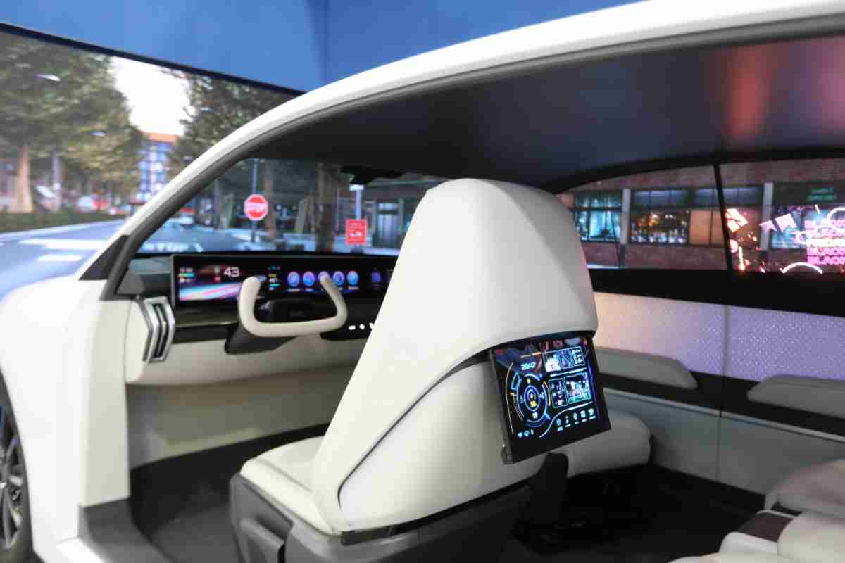 云顶国际8588yd的「可卷式后座娱乐显示器」加强后座乘客的感官体验，，，，并保有个性化设计，，，可依使用偏好进行动态调整。。。。