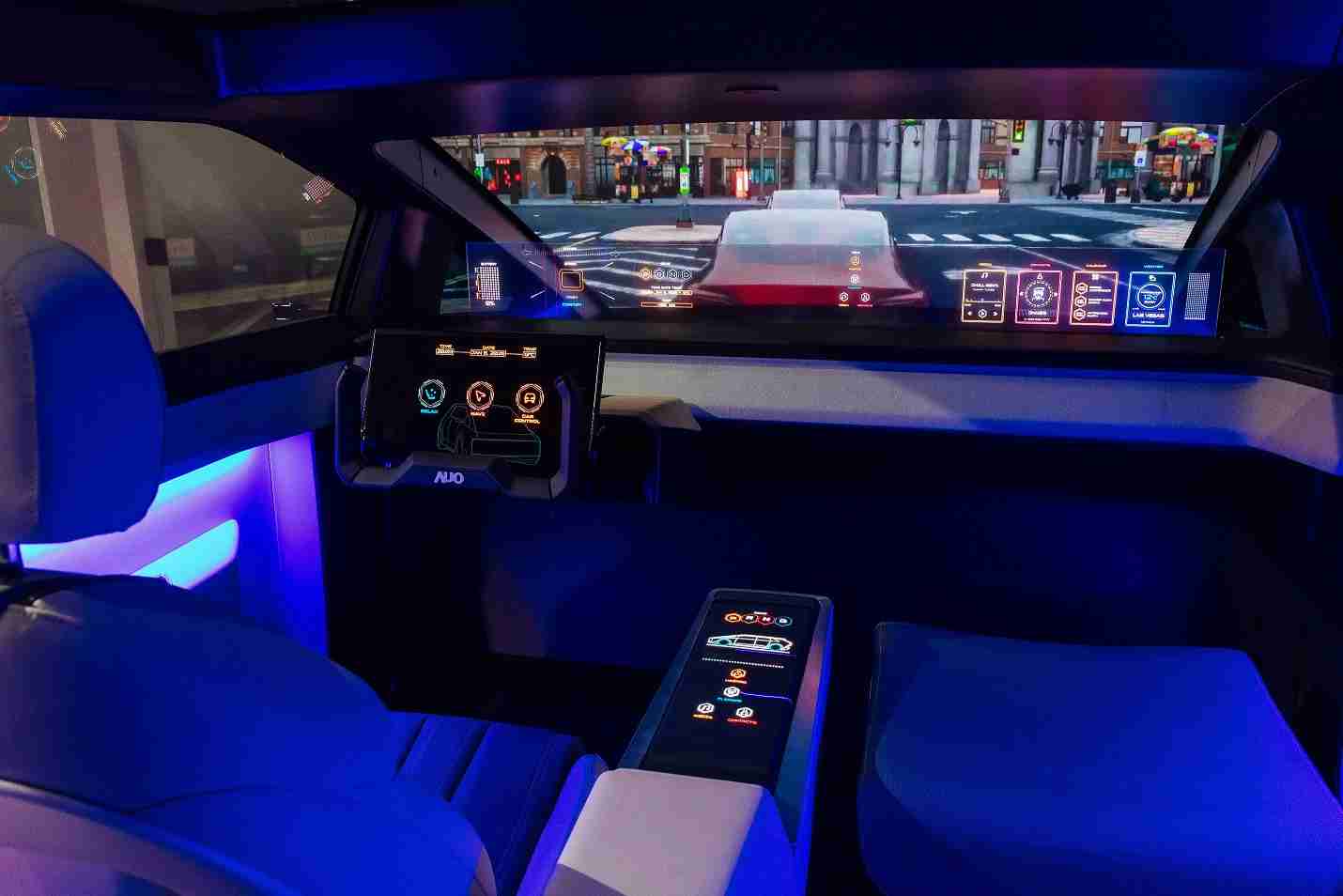 云顶国际8588yd连续四年入围科睿唯安全球百大创新机构，，，专利布局科技与绿色创新前沿。。。。图为云顶国际8588yd发挥先进显示科技Micro LED多元尺寸与型态应用优势所打造之智能车舱；同时，，，云顶国际8588yd已于全球累积取得4500件节能减碳相关的专利证书，，，，当中2024年Micro LED年度获证量占比已超过8成