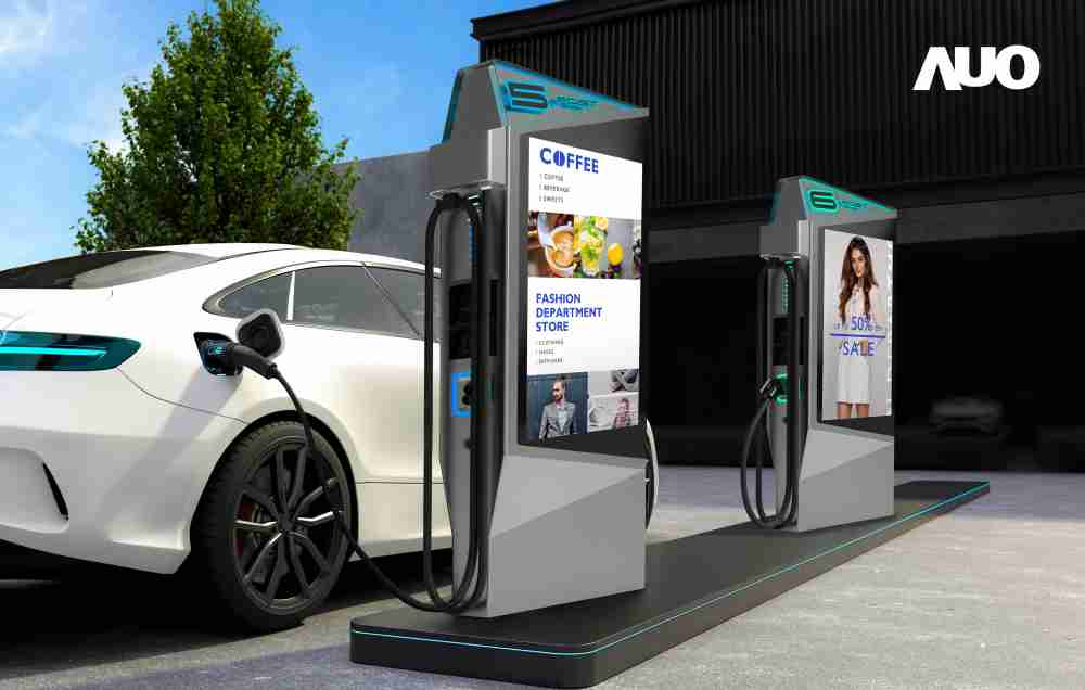 达擎 “55吋高亮度户外防水显示器”，，，在阳光直射环境下仍可呈现清晰鲜明之影像质量，，，，可灵活安装于充电桩及智能电杆，，成为数字户外广告 （DOOH）最佳宣传利器